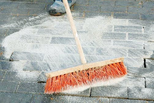 Fordybninger i en belægning